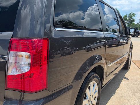 Used 2015 Chrysler Town & Country Touring w/ Driver Convenience Group FWD image 21