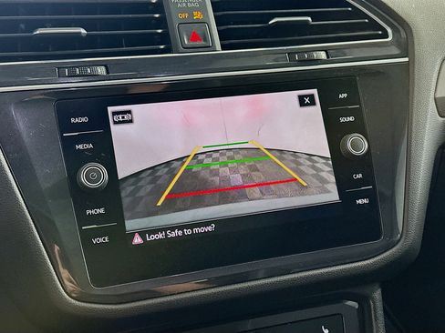 Used 2022 Volkswagen Tiguan SE w/ Panoramic Sunroof Package image 22