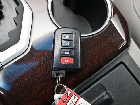 Used 2012 Toyota Camry XLE image 24