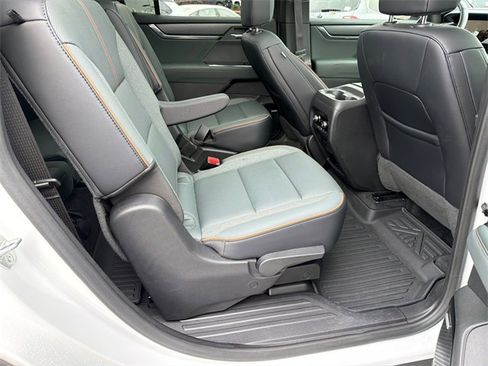 Used 2024 GMC Acadia AT4 w/ Luxury Package image 15