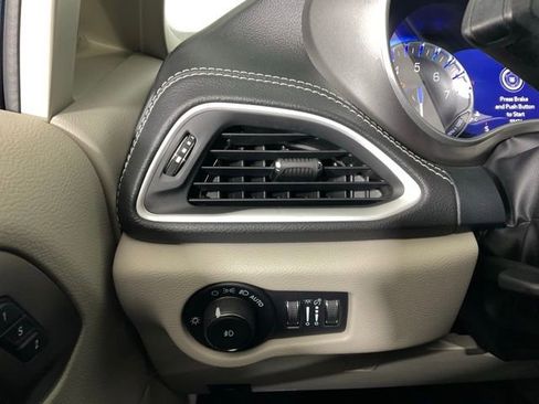 Used 2022 Chrysler Pacifica Touring-L AWD/4WD image 18