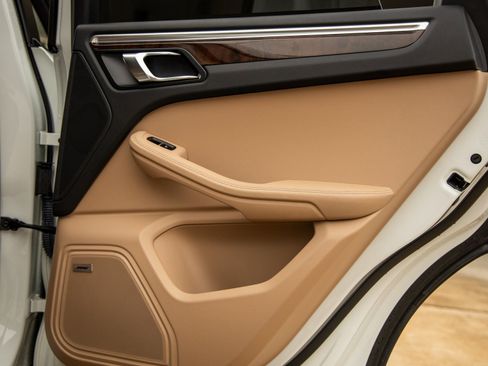 Certified 2021 Porsche Macan image 37