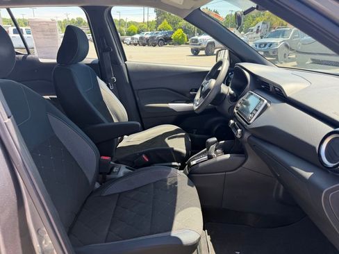 Used 2018 Nissan Kicks SV FWD image 28