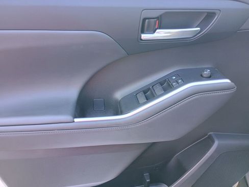 Used 2021 Toyota Highlander XLE image 10