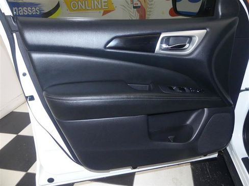 Used 2018 Nissan Pathfinder S AWD/4WD image 23