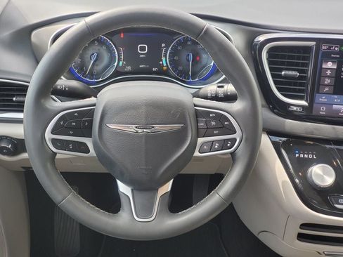 Used 2024 Chrysler Pacifica Touring-L FWD image 24