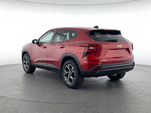 Used 2025 Chevrolet Trax LT w/ LT Convenience Package image 6