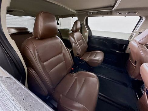 Used 2020 Toyota Sienna Limited image 27