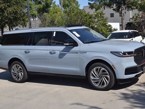 New 2025 Lincoln Navigator L Reserve image 4