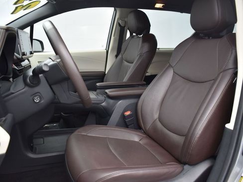 Used 2023 Toyota Sienna Platinum image 14