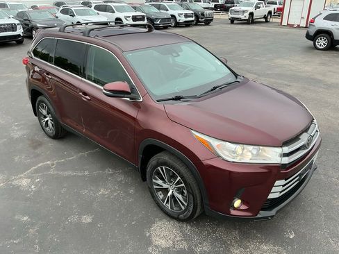 Used 2019 Toyota Highlander Plus w/ Carpet Mat Package (TMS) FWD image 4
