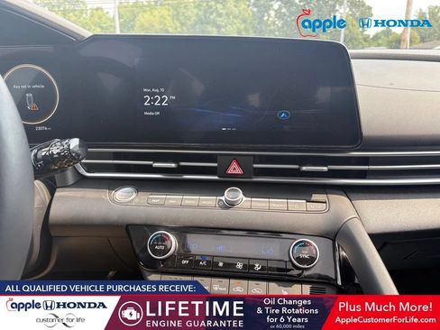 Used 2023 Hyundai Elantra Limited w/ Preferred Accessory Package FWD image 8