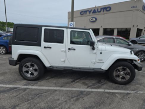 Used 2016 Jeep Wrangler Unlimited Sahara w/ Dual Top Group AWD/4WD image 3