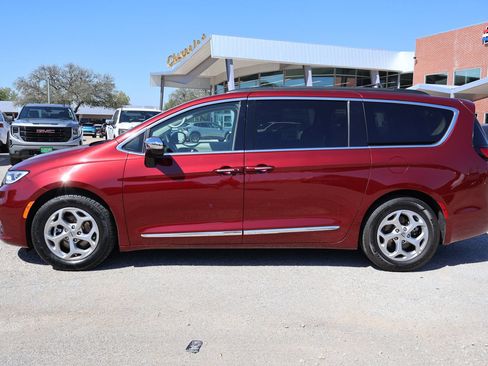 Used 2023 Chrysler Pacifica Limited FWD image 2