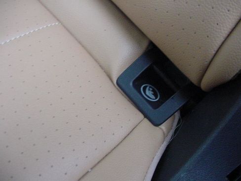 Used 2022 Volkswagen Tiguan SE image 30