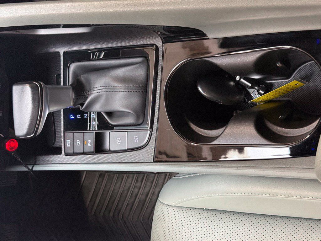 Certified 2024 Hyundai Elantra Limited FWD image 16