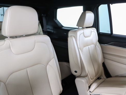 Used 2023 Jeep Grand Cherokee L Limited w/ Luxury Tech Group II image 30