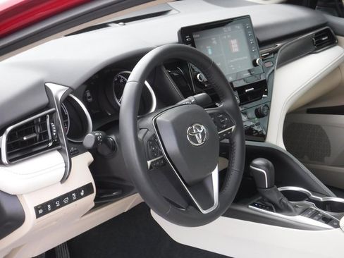 Used 2022 Toyota Camry XLE w/ Navigation Upgrade Package image 19