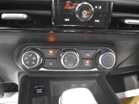 Certified 2025 Nissan Kicks SV AWD/4WD image 18