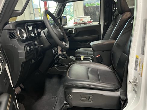 Certified 2025 Jeep Gladiator Sport AWD/4WD image 12
