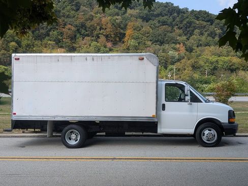Used 2004 Chevrolet Express 3500 image 4