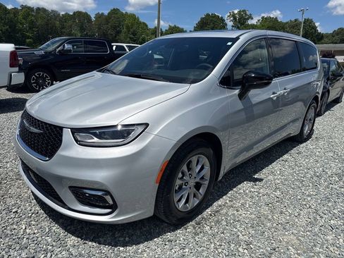 Used 2026 Chrysler Pacifica Limited FWD image 1