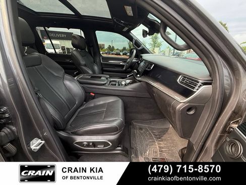 Used 2022 Jeep Wagoneer Series III w/ Premium Group I AWD/4WD image 29