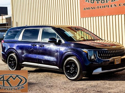 Used 2025 Kia Carnival image 1