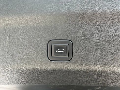 Used 2024 GMC Yukon XL Denali AWD/4WD image 11