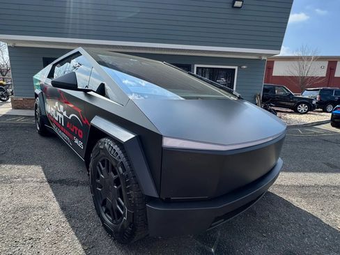 Used 2024 Tesla Cybertruck AWD Crew Cab image 8