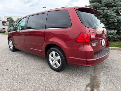 Used 2011 Volkswagen Routan SE FWD image 4