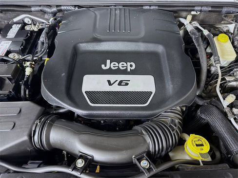 Used 2016 Jeep Wrangler Unlimited Sahara image 28