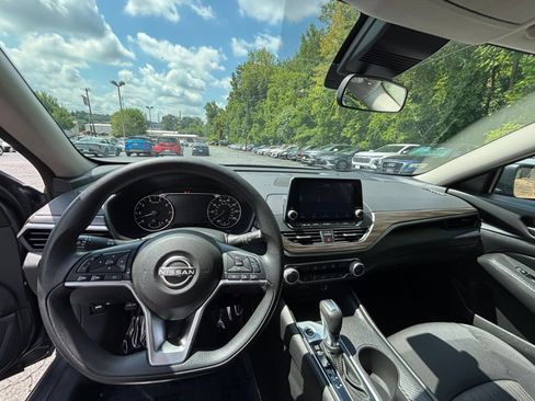 Used 2025 Nissan Altima 2.5 SV FWD image 30