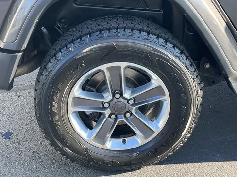 Used 2020 Jeep Wrangler Unlimited Sahara image 9