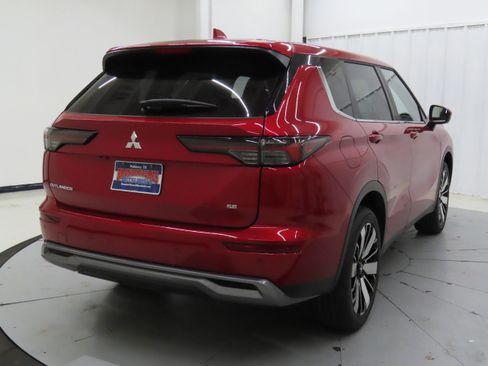 New 2025 Mitsubishi Outlander SE image 3