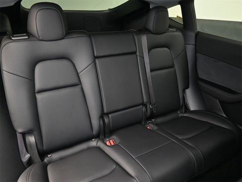 Used 2022 Tesla Model Y Long Range image 11