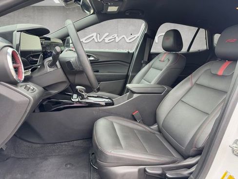 Certified 2025 Chevrolet Trax RS image 19