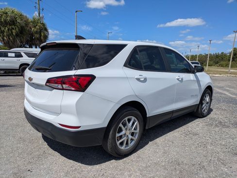 Used 2022 Chevrolet Equinox LS w/ LS Convenience Package FWD image 4