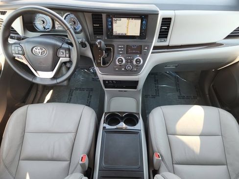 Used 2017 Toyota Sienna XLE Premium image 27
