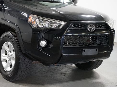 Certified 2017 Toyota 4Runner SR5 AWD/4WD image 4