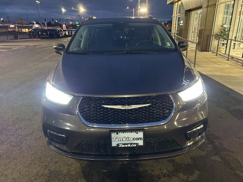 Used 2021 Chrysler Pacifica Touring image 2