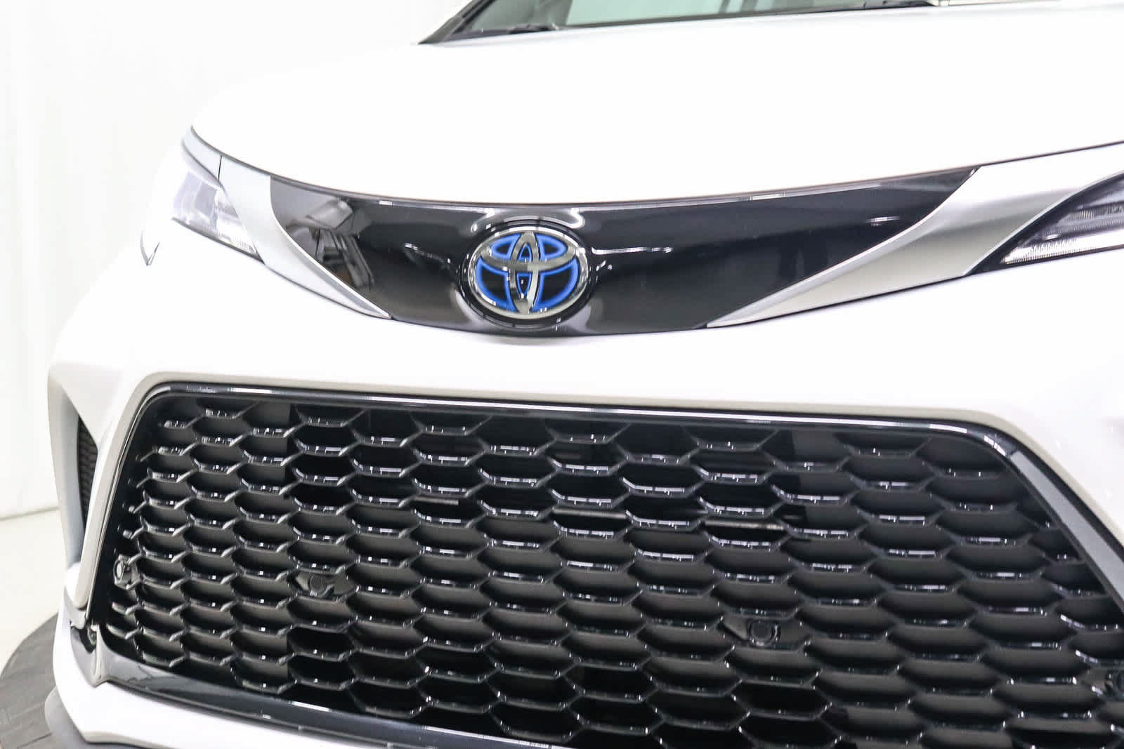 Used 2024 Toyota Sienna XSE w/ XSE Plus Package AWD/4WD image 14