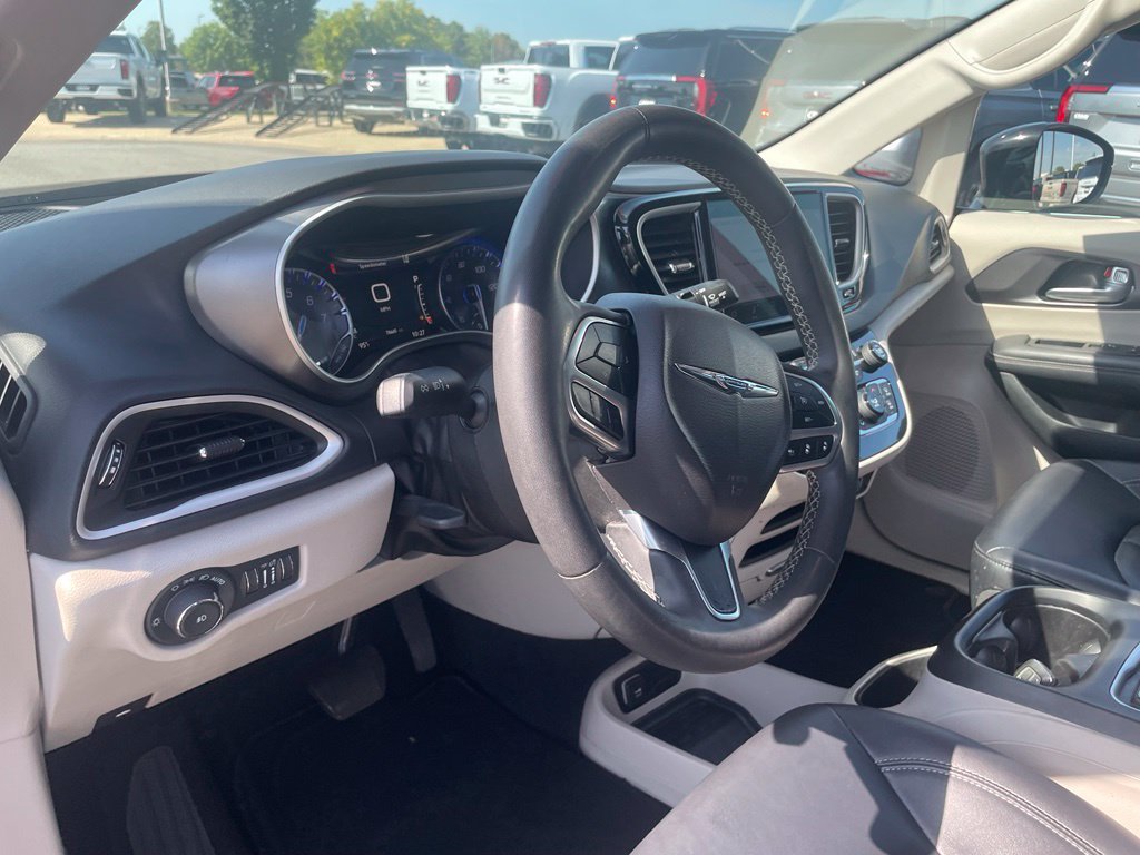 Used 2024 Chrysler Pacifica Touring-L FWD image 14