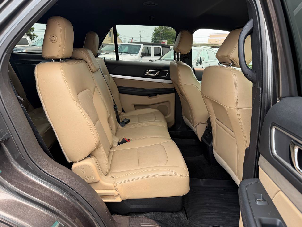 Used 2017 Ford Explorer XLT w/ Equipment Group 202A AWD/4WD image 19