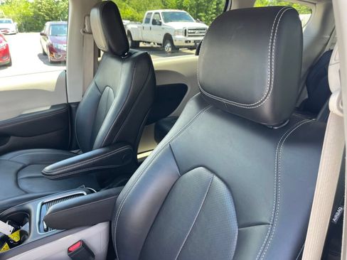 Used 2024 Chrysler Pacifica Limited FWD image 6