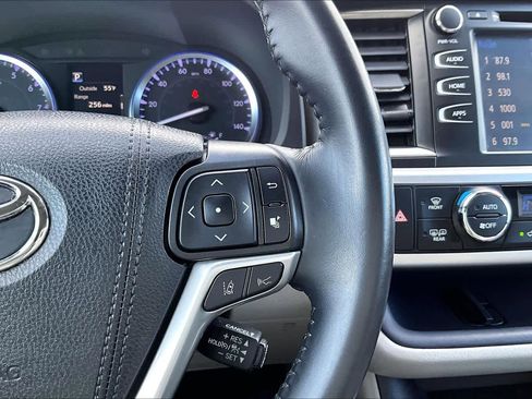 Used 2019 Toyota Highlander XLE image 24