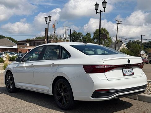 Used 2026 Volkswagen Jetta SE FWD image 3