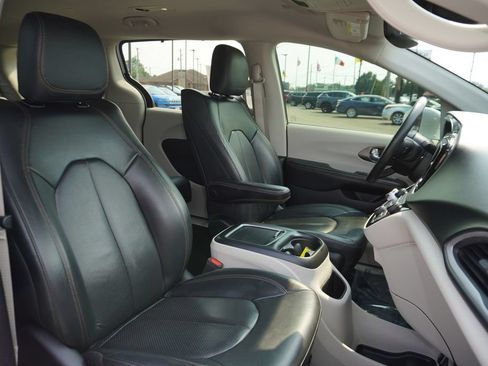 Used 2020 Chrysler Pacifica Touring-L Plus w/ Tire & Wheel Group FWD image 34