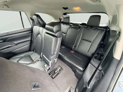 Used 2020 Toyota Highlander XLE FWD image 31