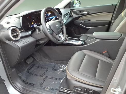 Used 2025 Chevrolet Trax ACTIV w/ Sunroof Package FWD image 11